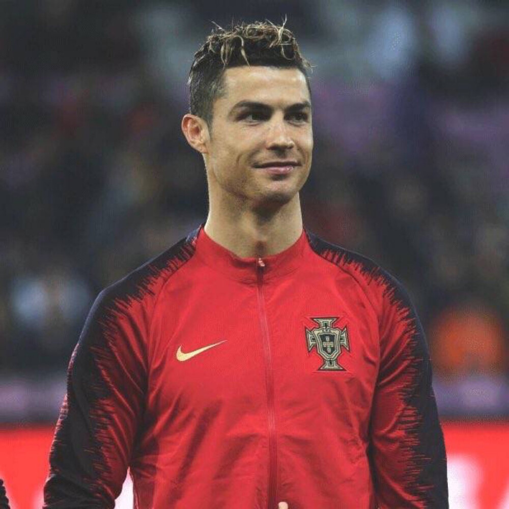 身材绝了！阿里前女友身穿露背连衣裙，在花田前摆处造型5.